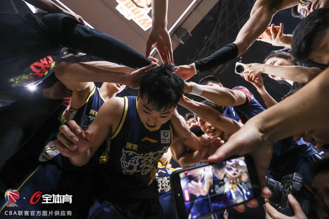 华体会体育app下载-加时绝杀!广东主场19记三分杀回北京